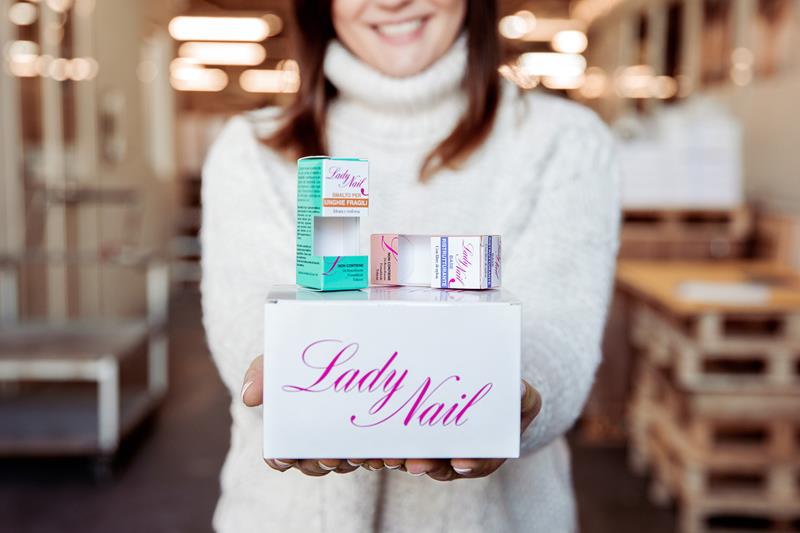 packaging lady nail vari prodotti sulle mani di lia cinquegrana