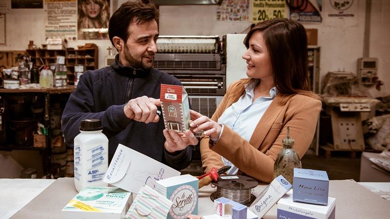 print on demand since 1986, a man and a woman confronting different kind of packagings
