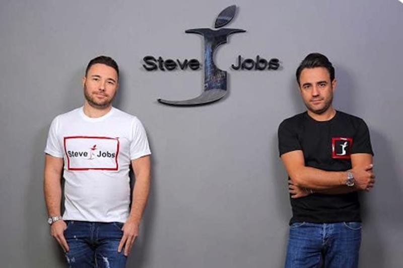 fondatori azienda napoletana steve jobs con logo dietro
