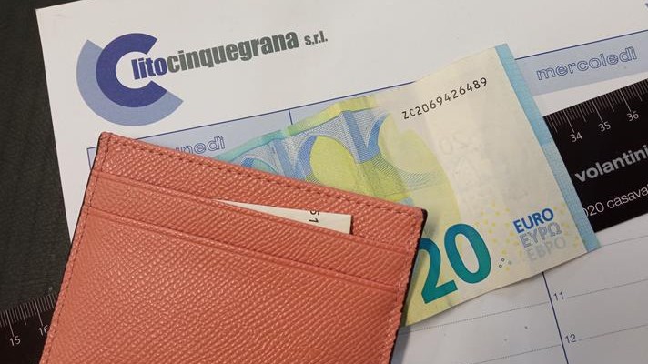 banconota da venti euro sotto portamonete rosa